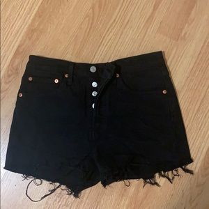 Black Levi’s high waisted shorts